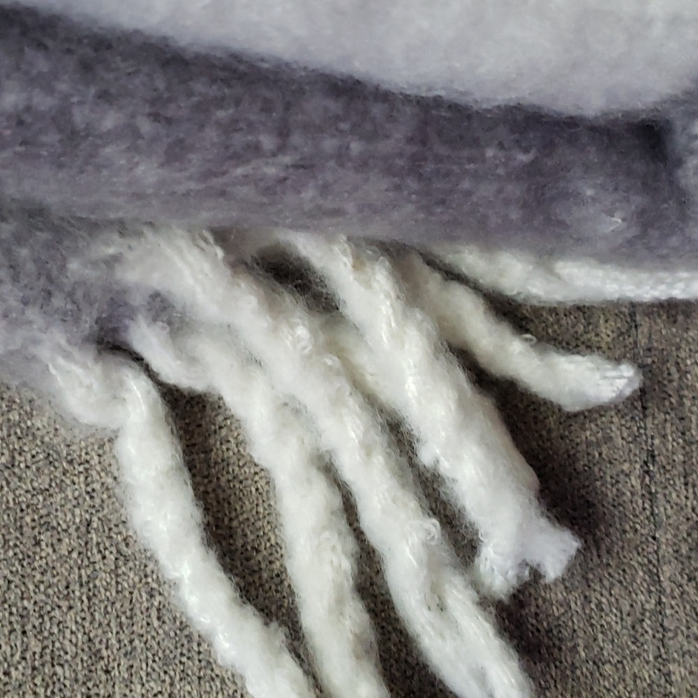 Banana Republic 50" x 60" Soft Blanket NWT Gray White - Picture 11 of 13